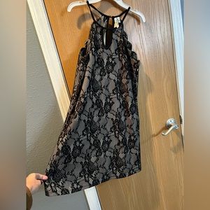 Lace sleeveless dress